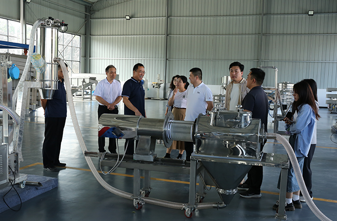 頂端新聞記者 鄒皓羽 振動篩分、封頭制造、金水電纜、中原農(nóng)谷，一個個都是新鄉(xiāng)市重點產(chǎn)業(yè)的響亮名片。 9月21日，“十大戰(zhàn)略進行時——數(shù)智河南 豫見未來”采訪團抵達新鄉(xiāng)市，深入了解該市重點產(chǎn)業(yè)數(shù)智轉(zhuǎn)型的產(chǎn)業(yè)布局情況。 振動產(chǎn)業(yè)看新鄉(xiāng)，精細篩分高服強 “常說新飛冰箱好，以后是新鄉(xiāng)篩分好?！痹谛锣l(xiāng)市高服篩分機械有限公司，董事長賀占胥是一名務(wù)實者，從1982年創(chuàng)立公司至今，他已經(jīng)在振動篩分行業(yè)深耕了30多年。 振動篩分行業(yè)雖是一個小眾領(lǐng)域，但在工業(yè)生產(chǎn)制造中卻發(fā)揮著關(guān)鍵作用。“篩分作業(yè)是重要的生產(chǎn)環(huán)節(jié)之一，振動篩分設(shè)備相當于工業(yè)之腎，可以大幅提高生產(chǎn)原材料的品質(zhì)質(zhì)量和生產(chǎn)效率?！?賀占胥表示，無論客戶提出多細微的篩分要求，我們百分百都能做好! 在賀占胥的帶領(lǐng)下，公司專注于精準篩分設(shè)備的研發(fā)和制造，從概率篩分到準確分級，從無塵篩分過濾到構(gòu)建智能化篩分系統(tǒng)，解決了在精細篩分領(lǐng)域眾多“卡脖子”難題，成功研發(fā)出國內(nèi)首套新型超精細氣流篩分機，隨著創(chuàng)新突破，還研制出了旋振篩、超聲篩等多項新產(chǎn)品，成為精細篩分行業(yè)中的領(lǐng)先者，2021年獲評國家級專精特新“小巨人”企業(yè)。 “從創(chuàng)新驅(qū)動的角度來說，我們目前獲準有400多項國家專利?！备叻Y分機械有限公司研發(fā)部副總王躍河表示，公司創(chuàng)新緊貼市場需求，在精細篩分領(lǐng)域做到了設(shè)備品種最全，用戶最廣?！懊磕晖度氲目蒲薪?jīng)費占銷售收入的5%-7%?！?據(jù)了解，新鄉(xiāng)縣現(xiàn)有振動設(shè)備生產(chǎn)企業(yè)334家，配套生產(chǎn)企業(yè)110余家，形成了完整的上下游產(chǎn)業(yè)鏈，全國振動機械總產(chǎn)量60%來自新鄉(xiāng)。2022年，新鄉(xiāng)縣的振動產(chǎn)業(yè)占全國市場80%。2023年4月，新鄉(xiāng)縣被中國重型機械工業(yè)協(xié)會授予“振動之都”稱號。 來源：頂端新聞