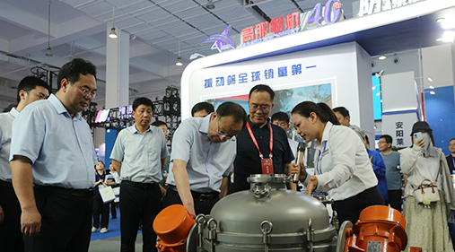 中原農(nóng)谷第二屆振動機械產(chǎn)業(yè)博覽會盛大開幕，新鄉(xiāng)市長魏建平親臨高服展區(qū)指導(dǎo)工作